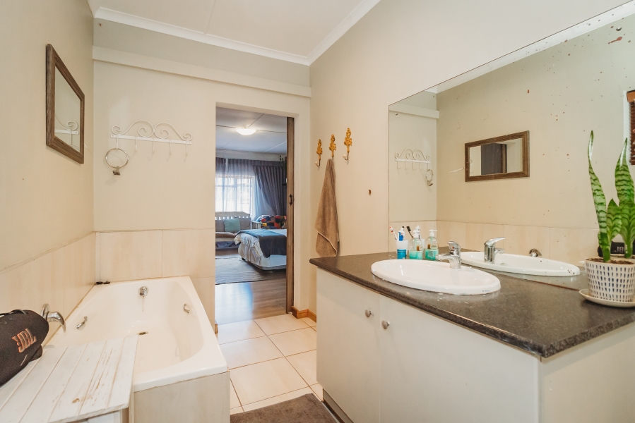 4 Bedroom Property for Sale in Heatherlands Western Cape